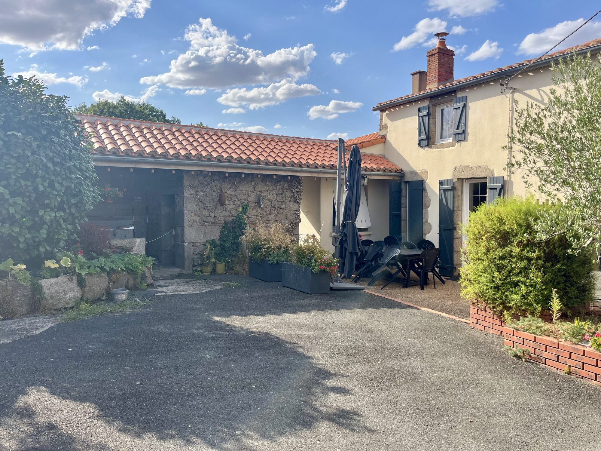 La longère du Domaine des Fées et sa cour, à La Gaubretière